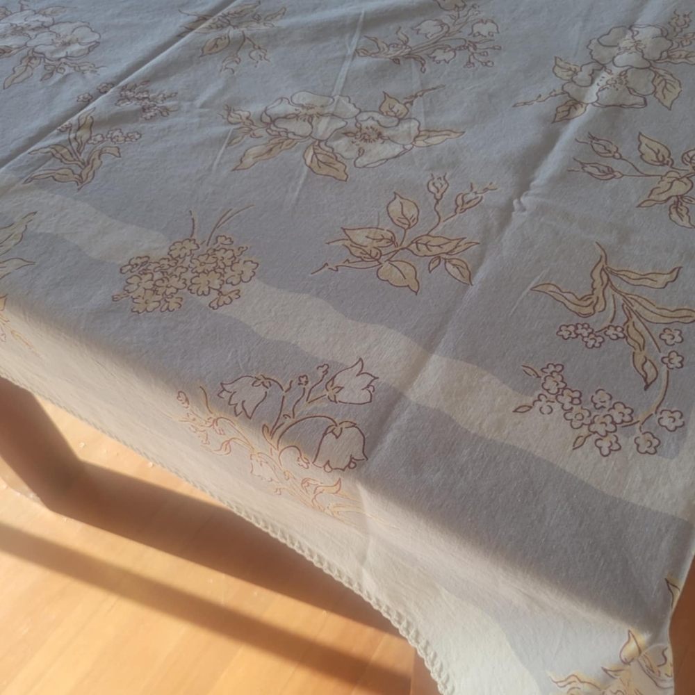 Authentic 1950s VINTAGE Floral Patterned Tablecloth with CROCHET Lace Trim - Picture 4 of 9